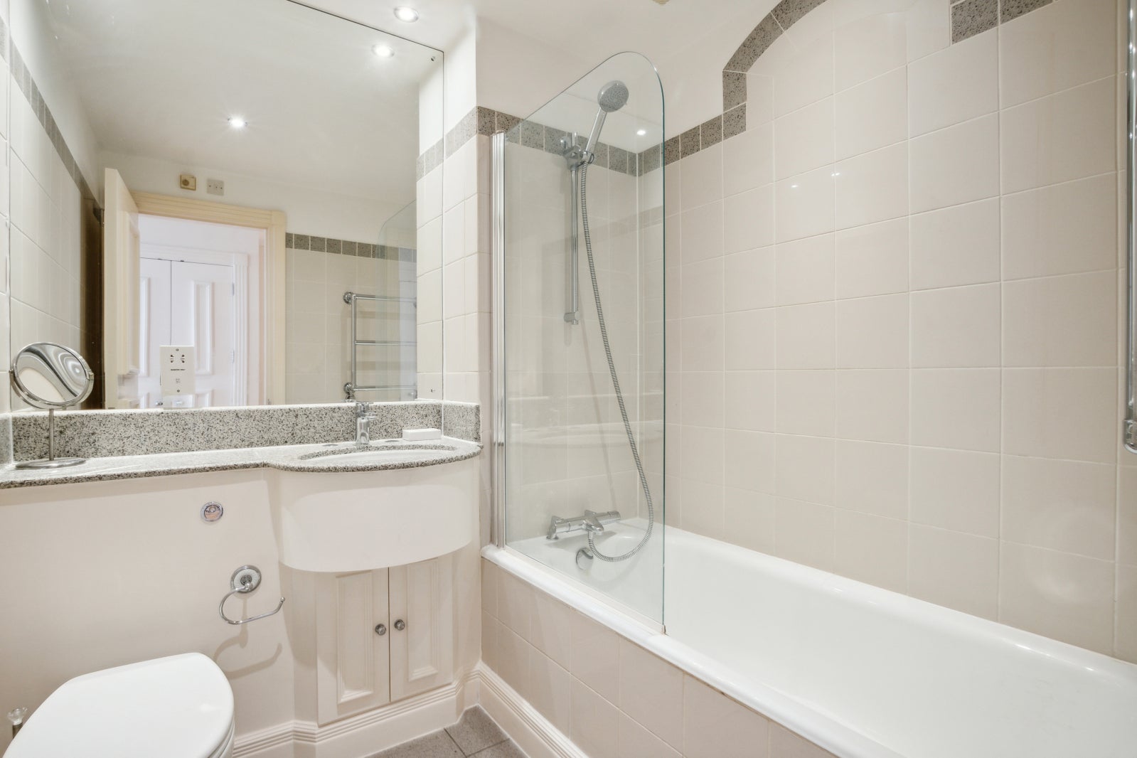 Flat Chantry Square in Greater London