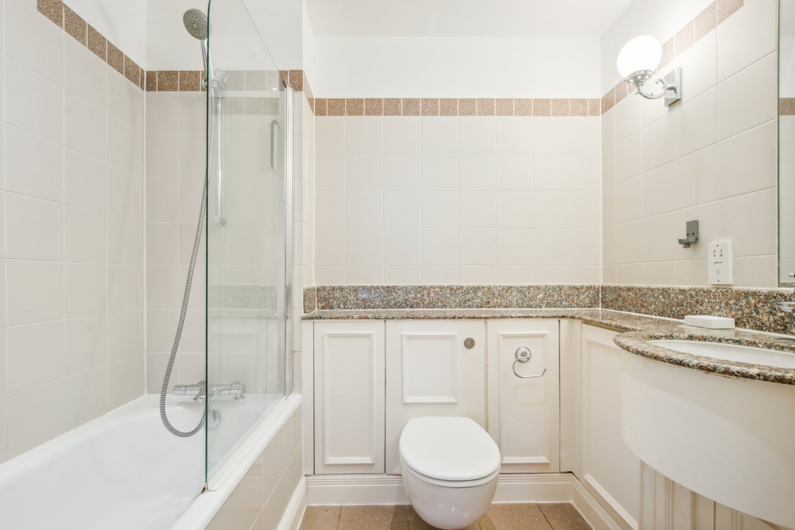 Flat Chantry Square in Greater London