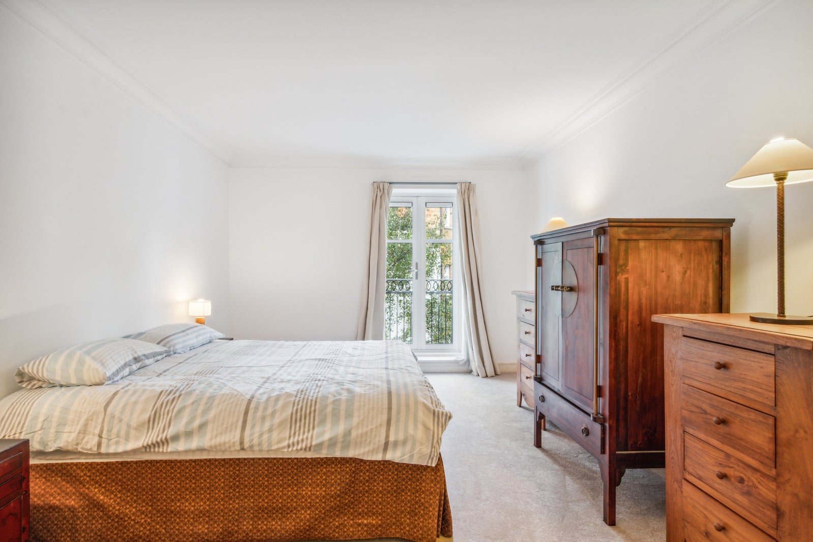 Flat Chantry Square in Greater London