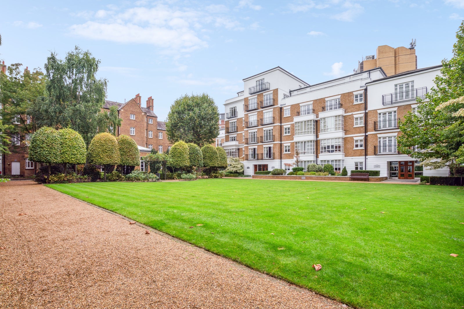 Flat Chantry Square in Greater London
