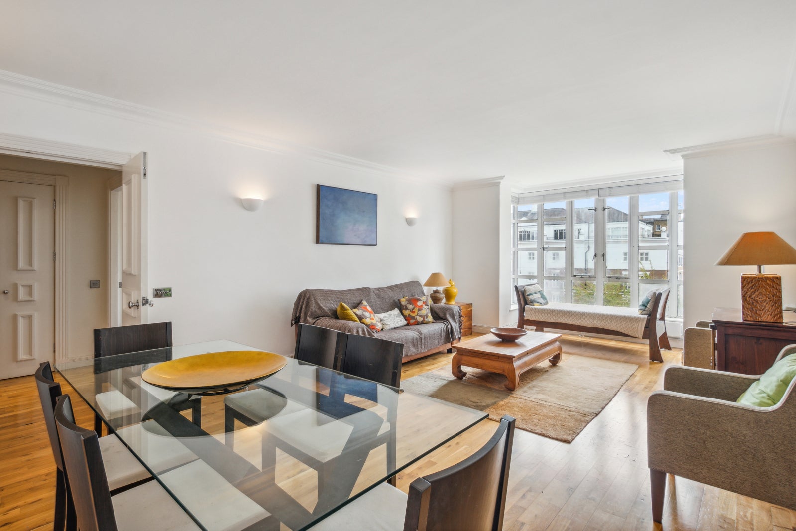 Flat Chantry Square in Greater London