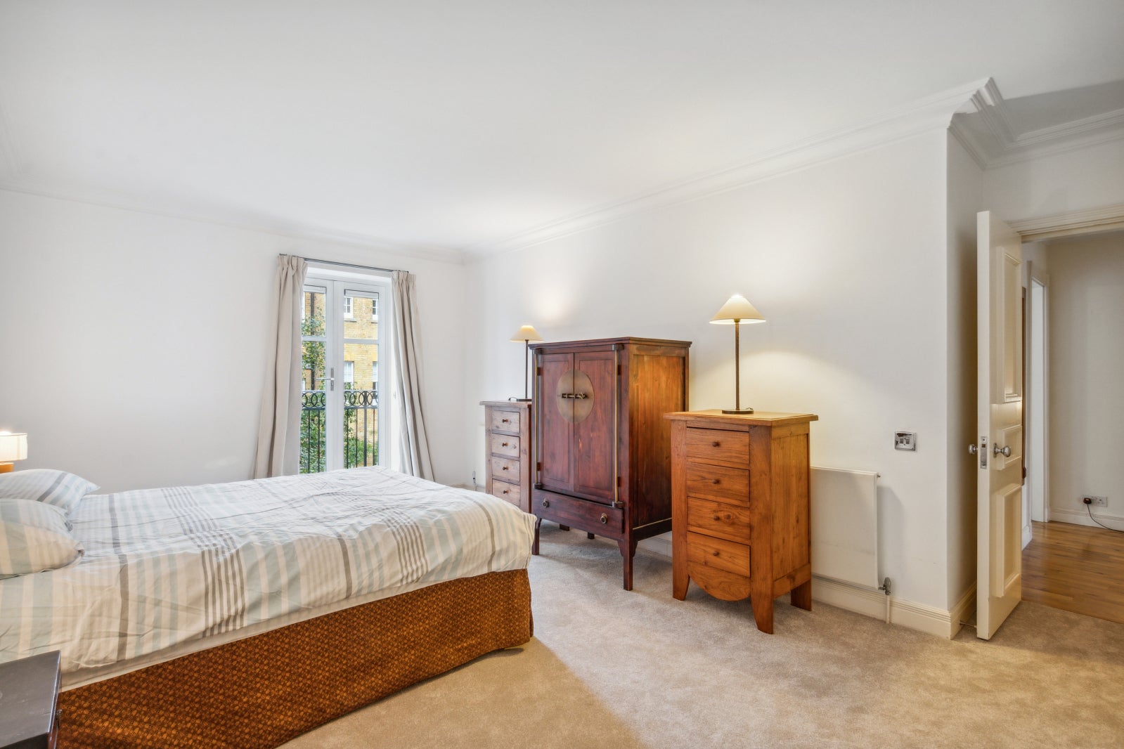 Flat Chantry Square in Greater London