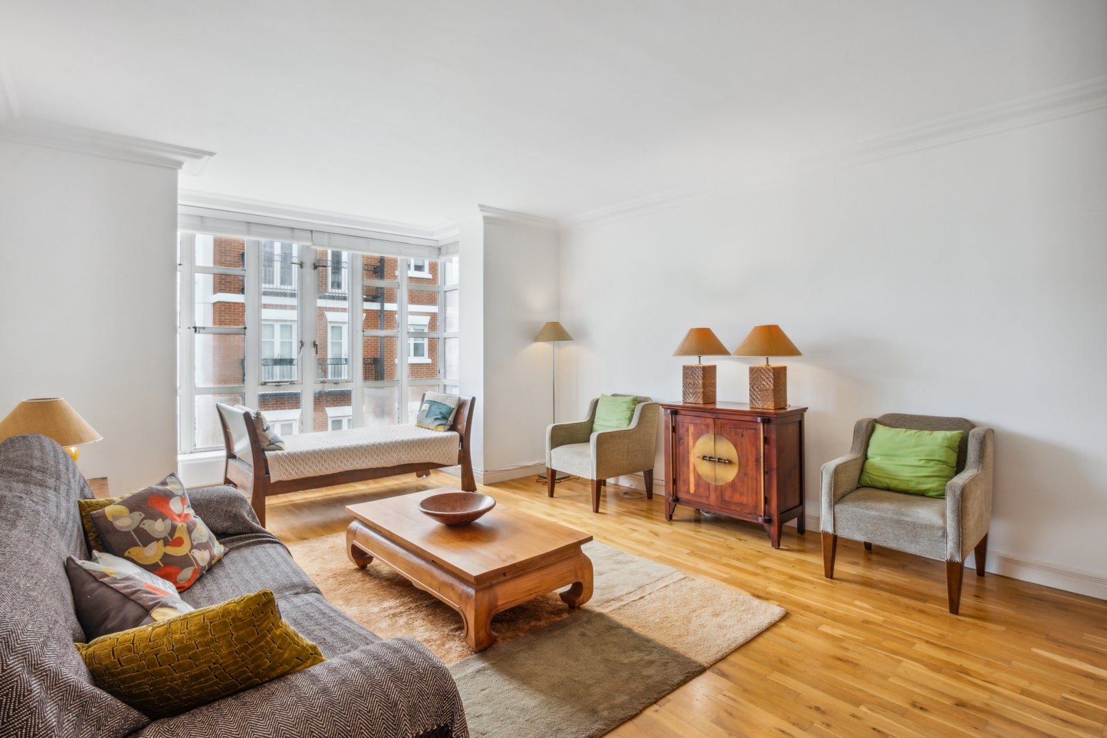 Flat Chantry Square in Greater London
