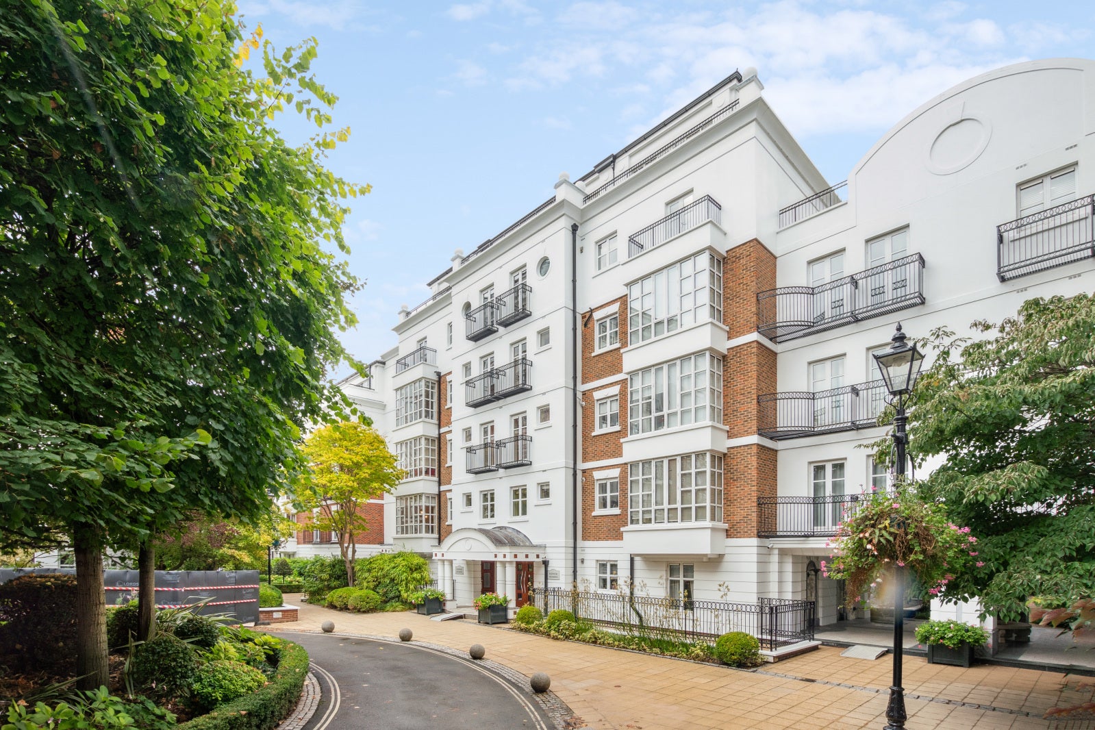 Flat Chantry Square in Greater London