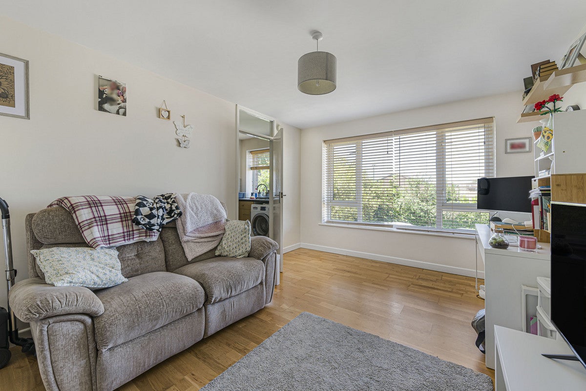 Flat Hatherley Road in Greater London