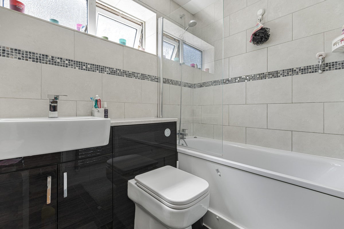 Flat Hatherley Road in Greater London