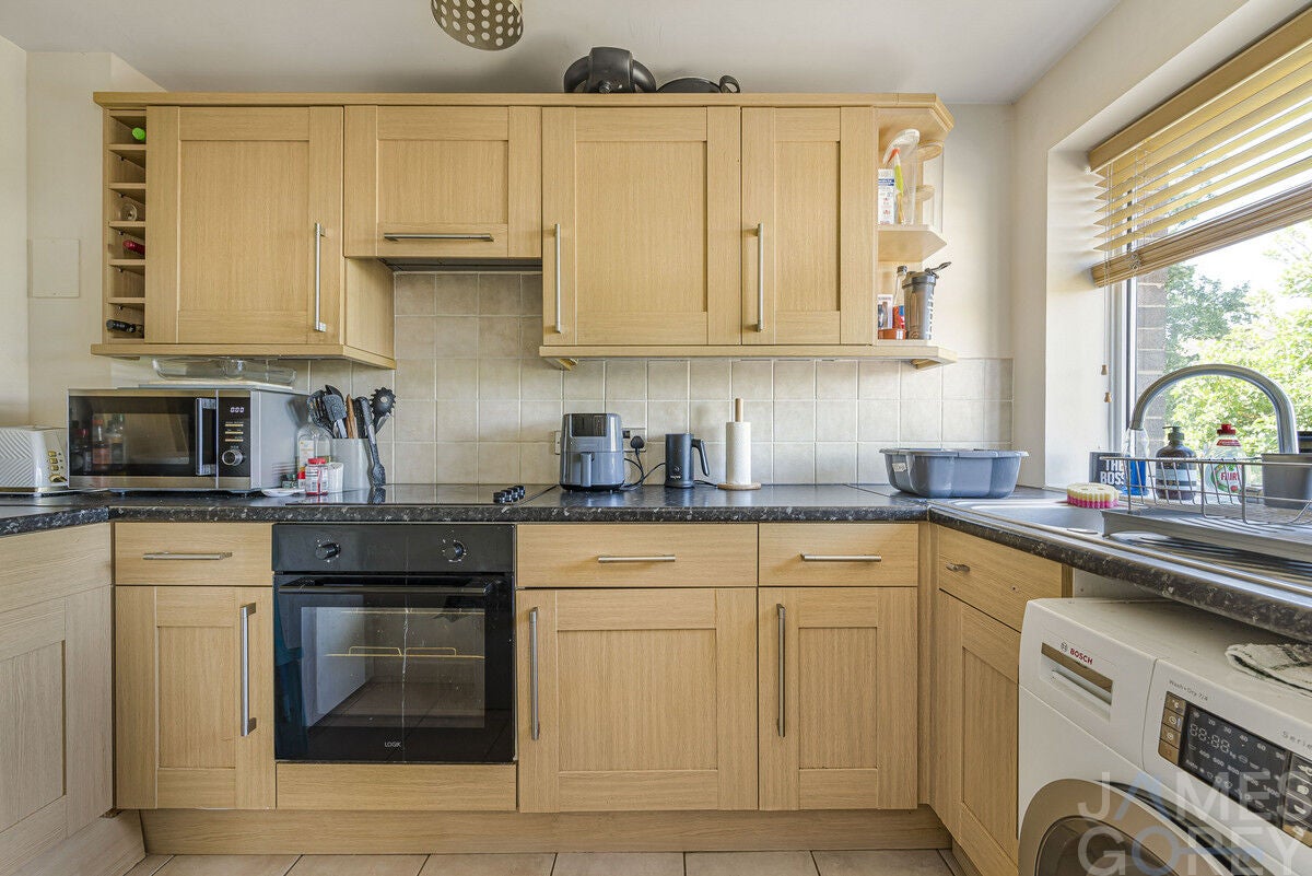 Flat Hatherley Road in Greater London