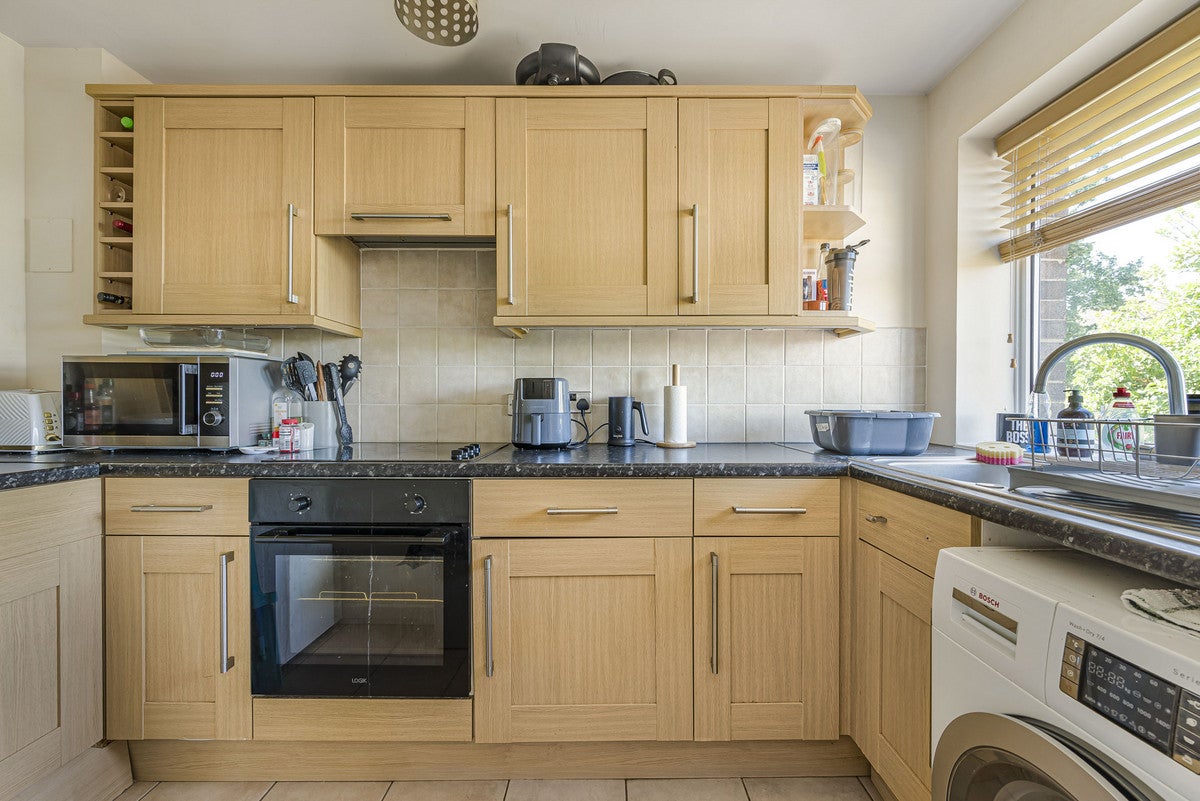 Flat Hatherley Road in Greater London