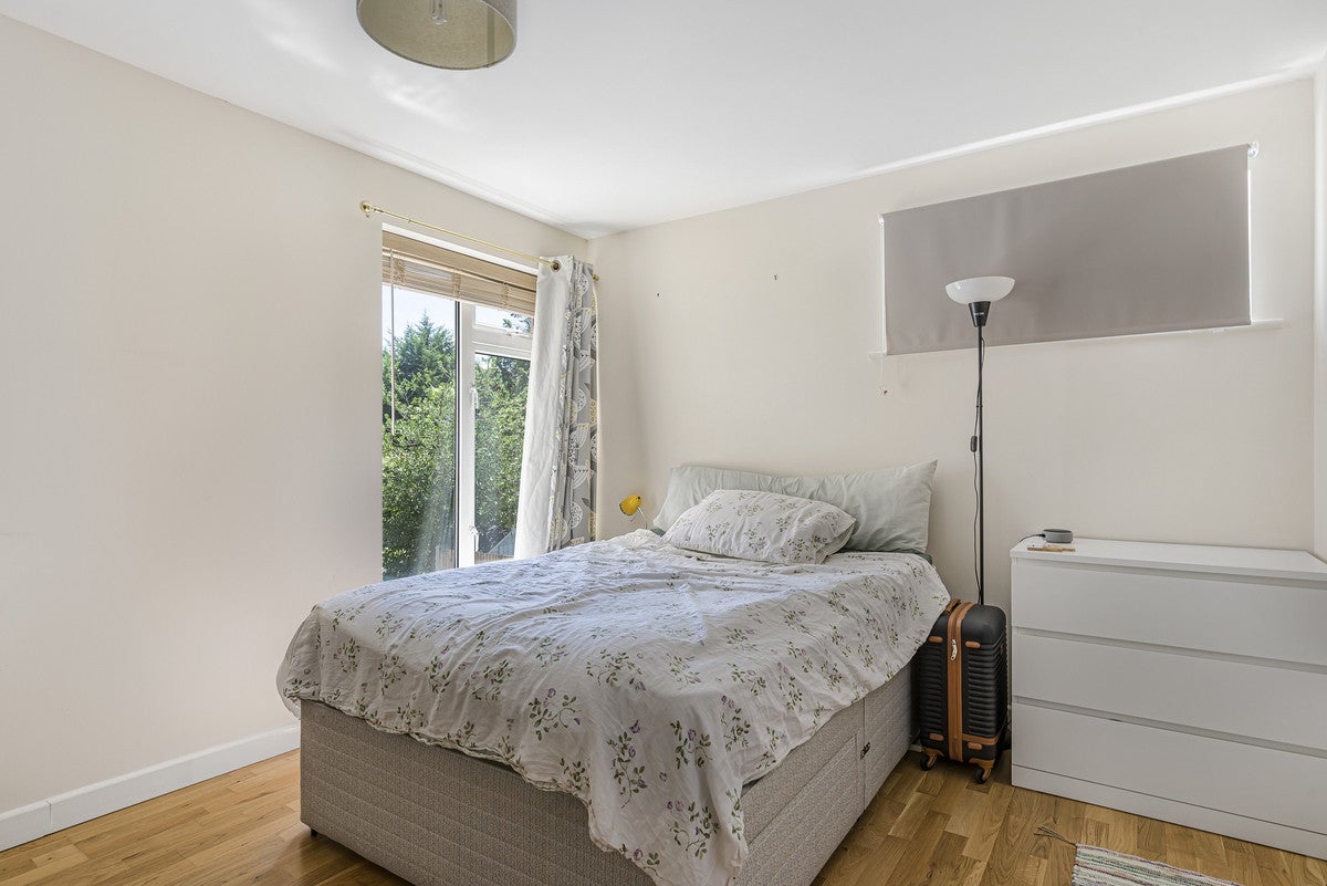 Flat Hatherley Road in Greater London