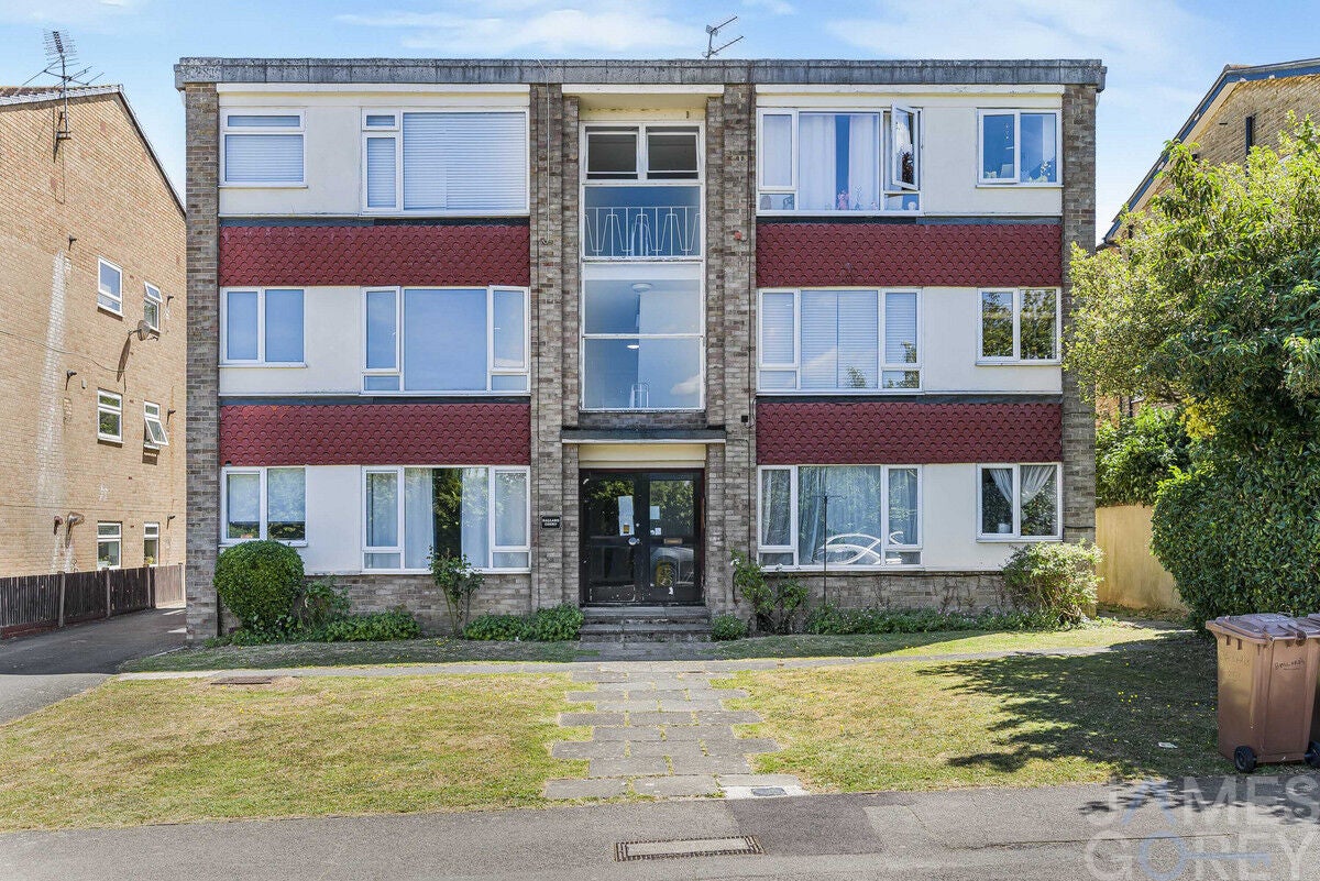 Flat Hatherley Road in Greater London