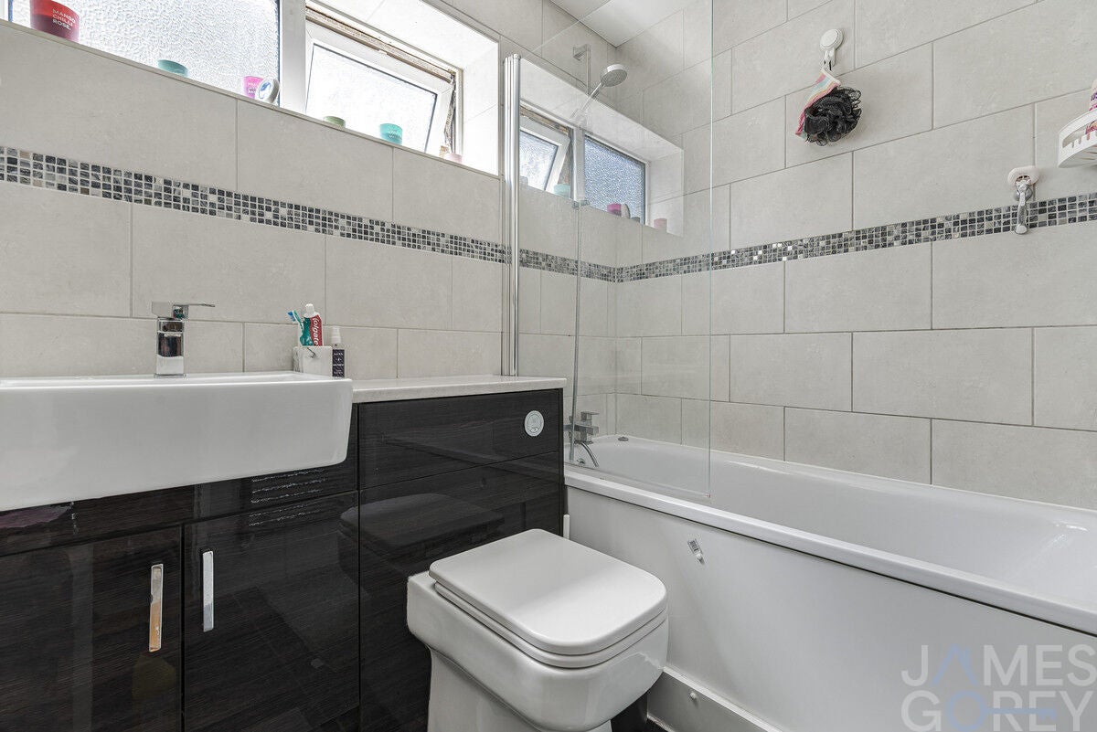 Flat Hatherley Road in Greater London