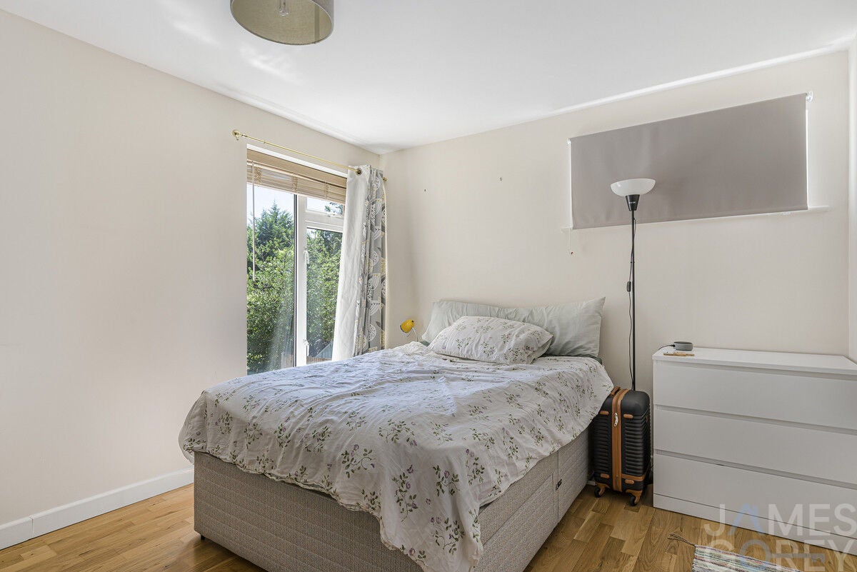 Flat Hatherley Road in Greater London