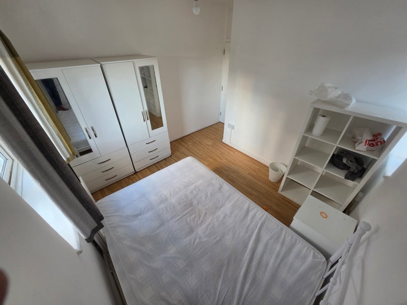 Room Thomas Road in Greater London