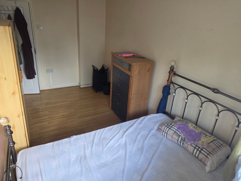 Room Thomas Road in Greater London