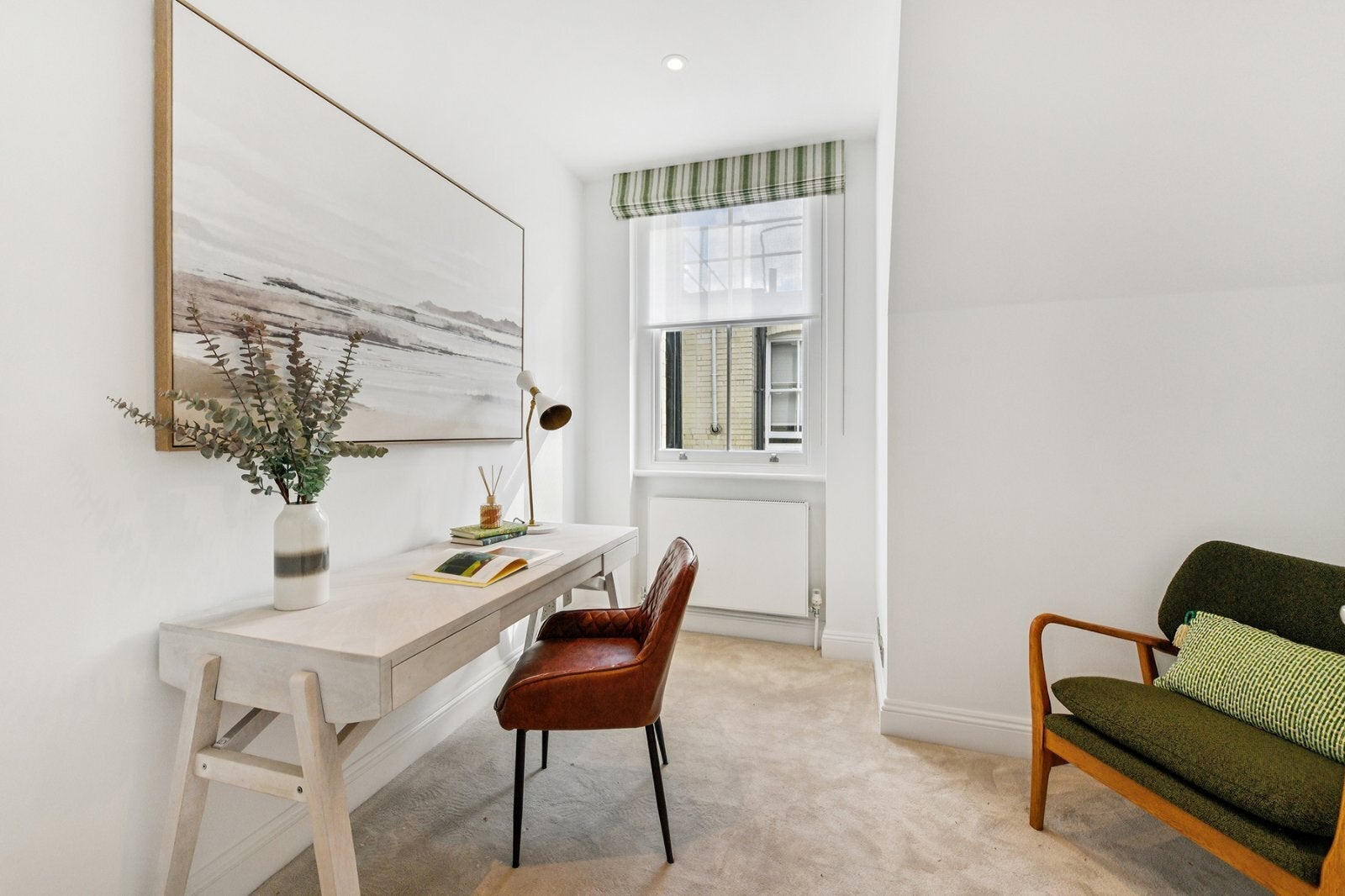 Flat Gloucester Road in Greater London