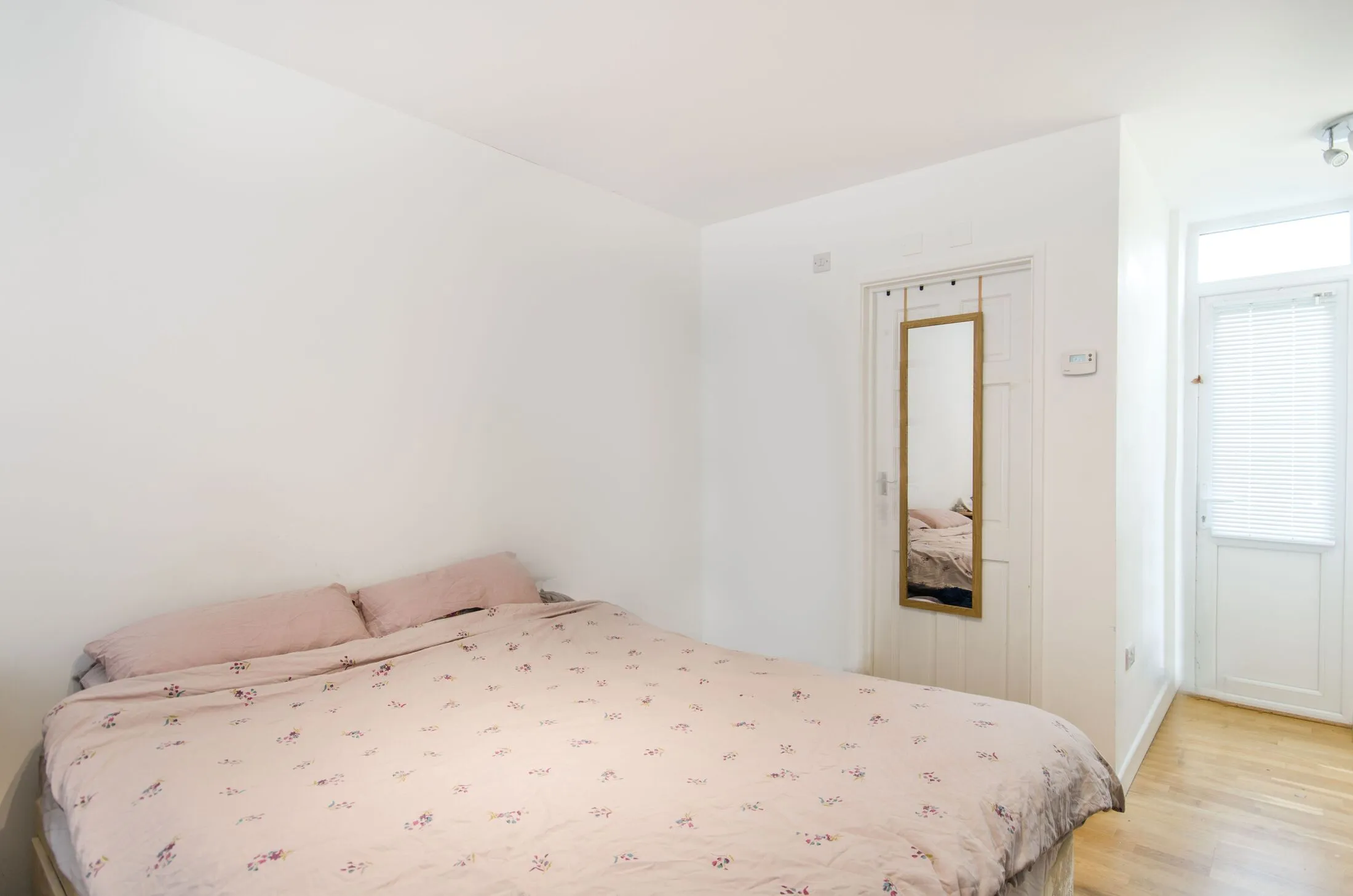 Flat Hawthorn Gardens in Greater London