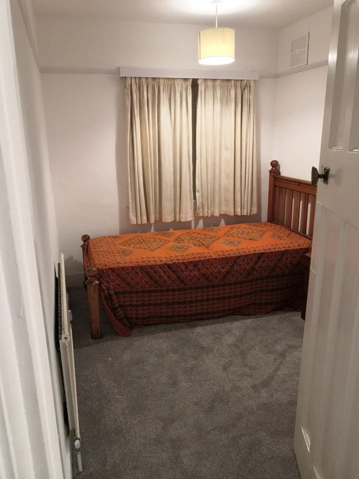 Room Abbotts Drive in Greater London
