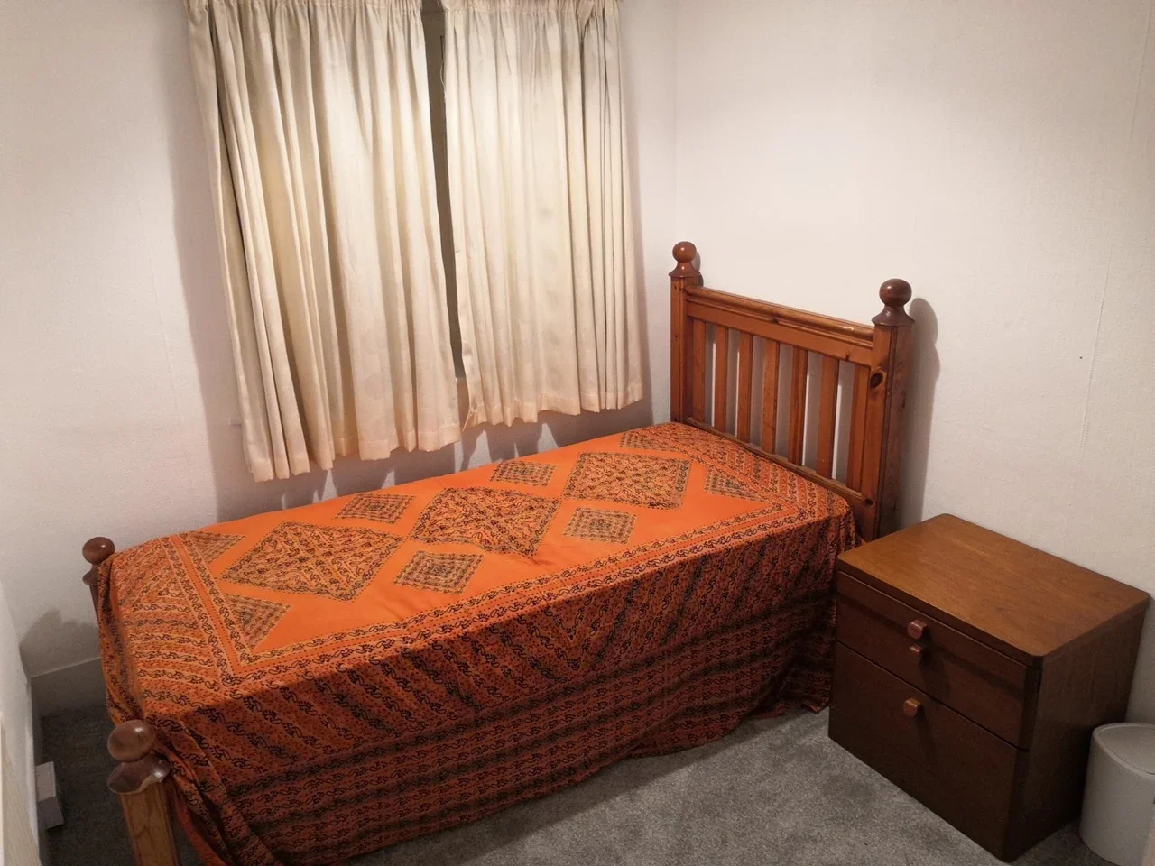 Room Abbotts Drive in Greater London