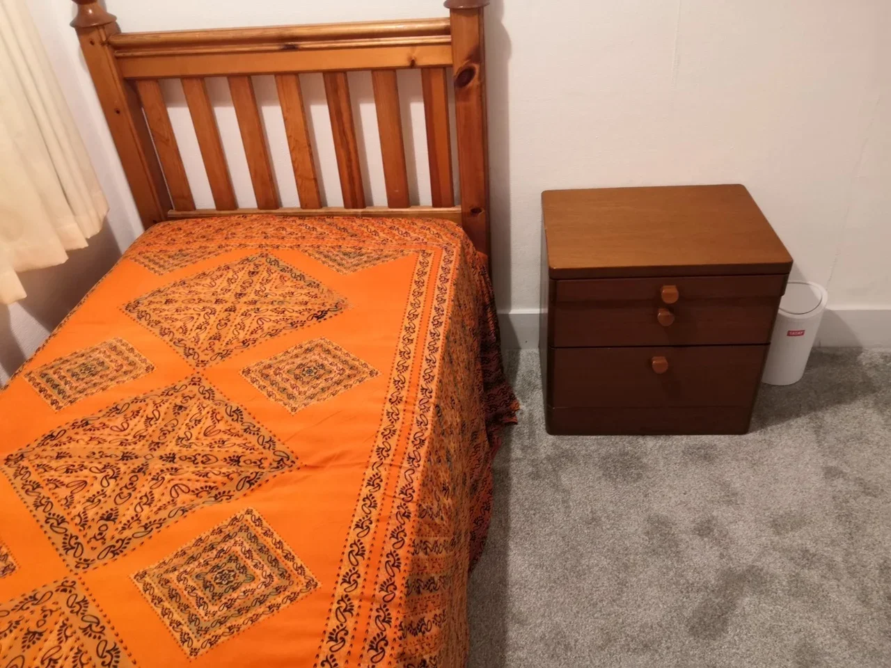 Room Abbotts Drive in Greater London