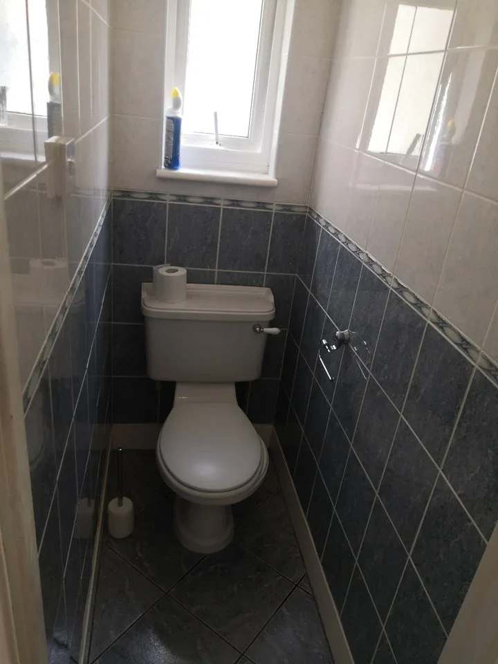 Room Abbotts Drive in Greater London