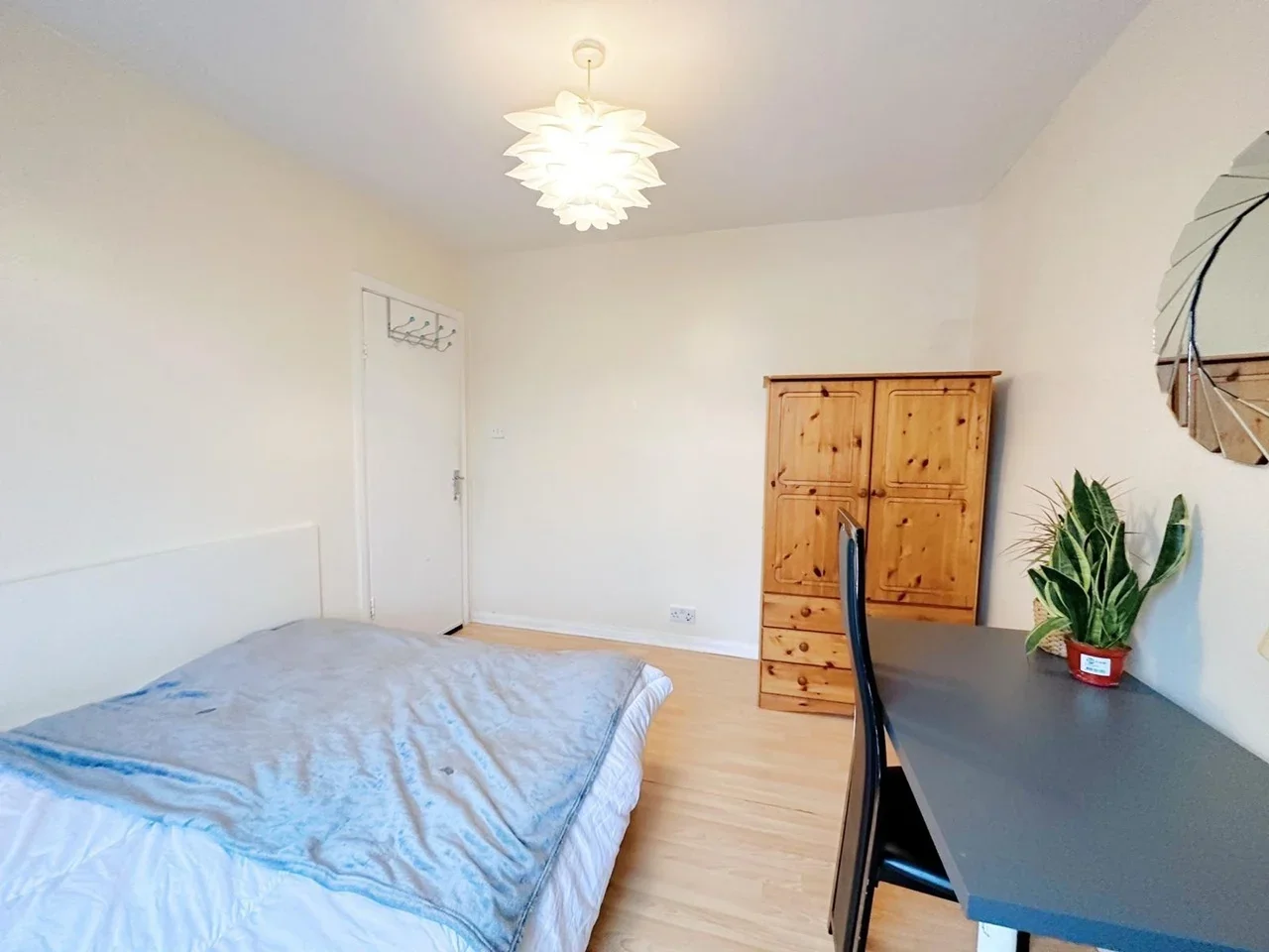 Room Plough Way in Greater London