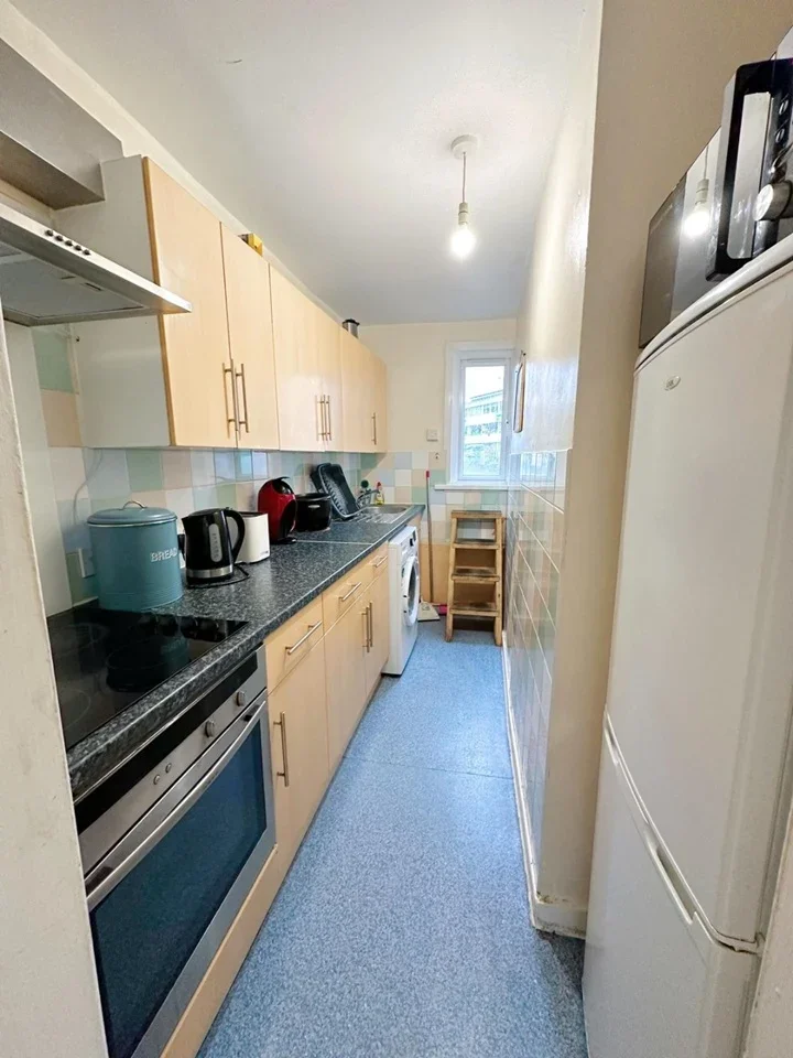 Room Plough Way in Greater London