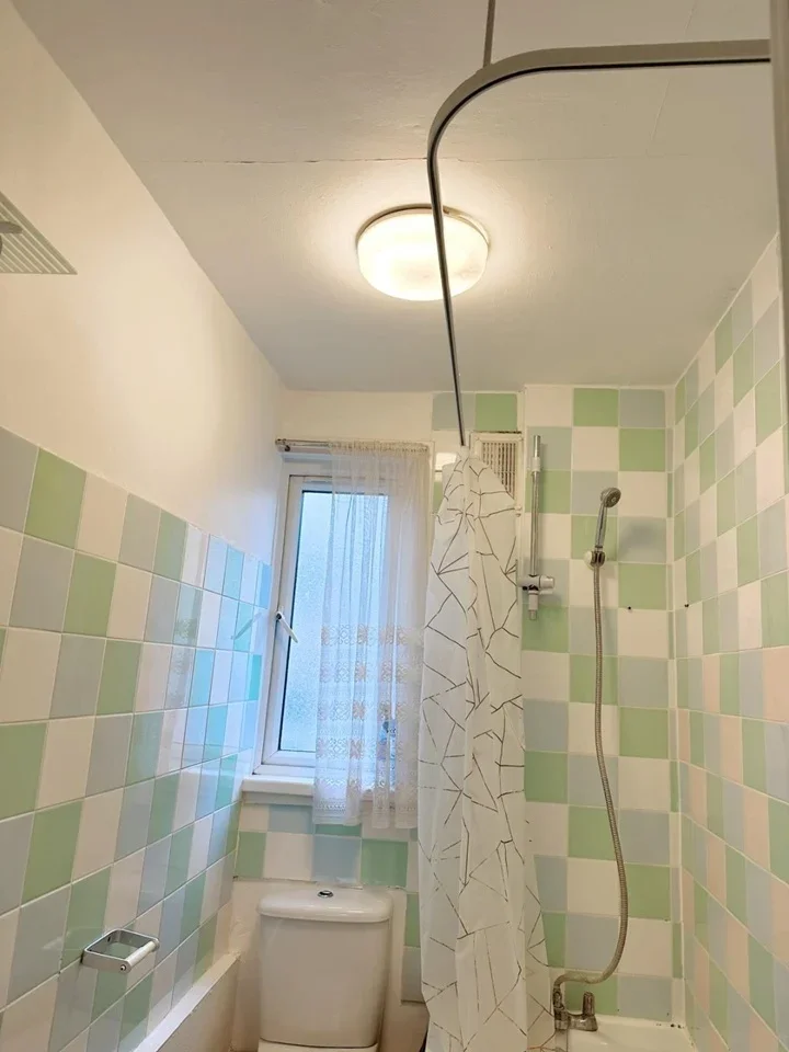 Room Plough Way in Greater London