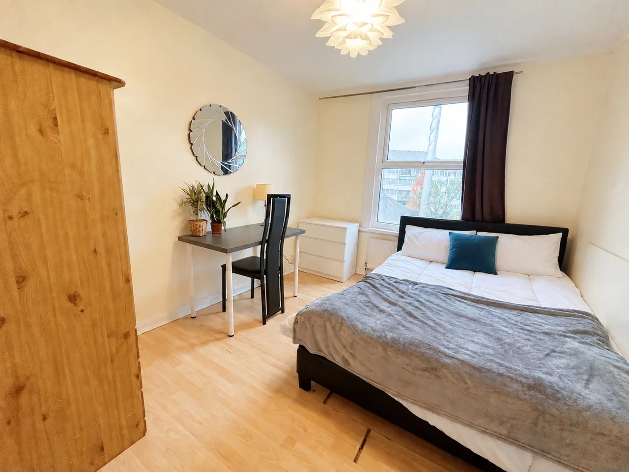 Room Plough Way in Greater London