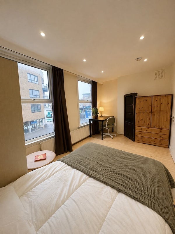 Room Plough Way in Greater London