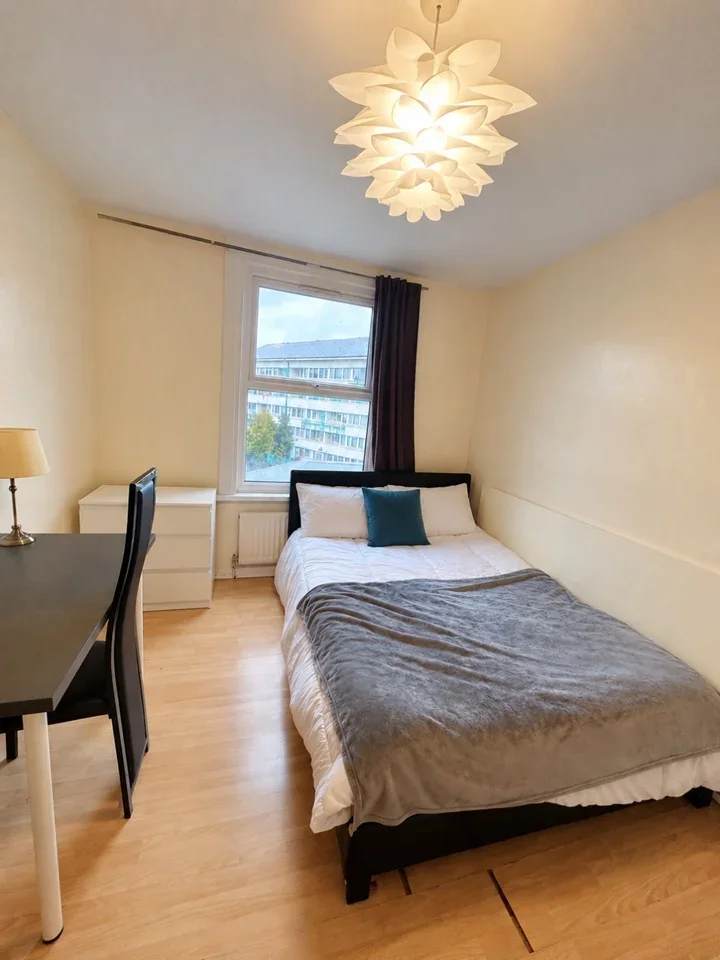 Room Plough Way in Greater London