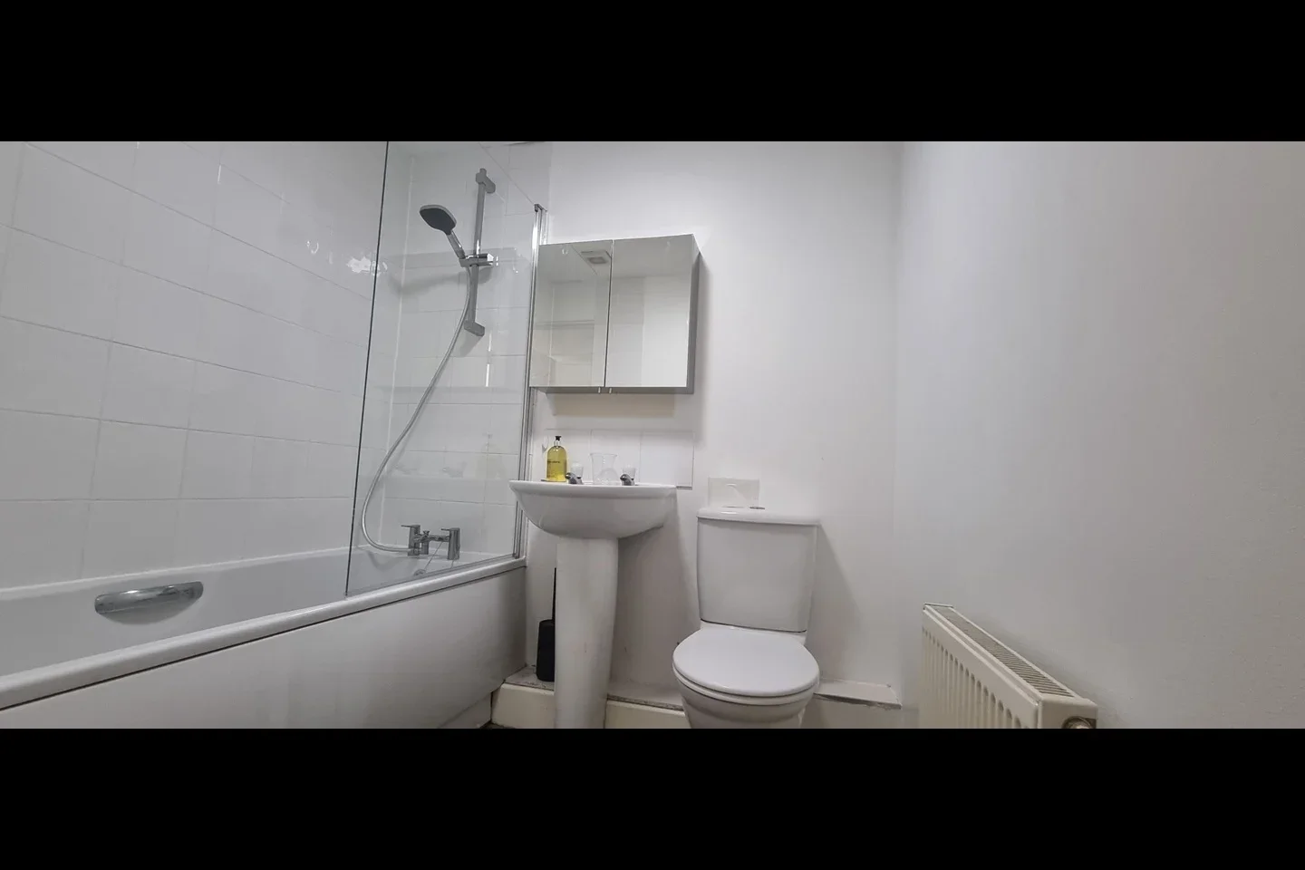 Room Lion Court in Northampton