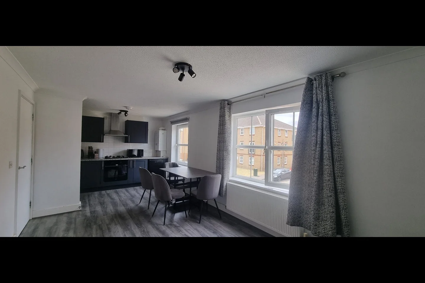 Room Lion Court in Northampton