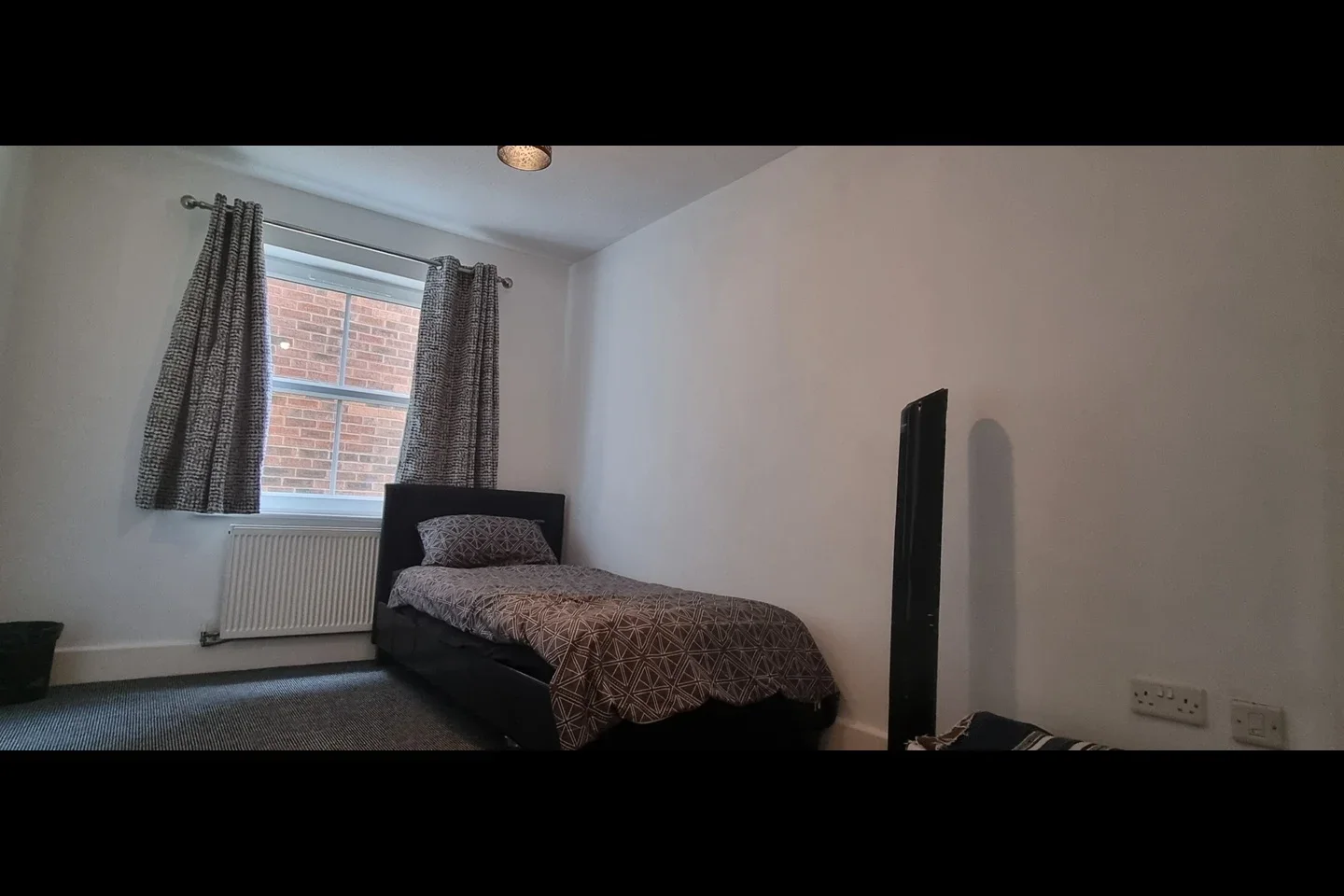 Room Lion Court in Northampton