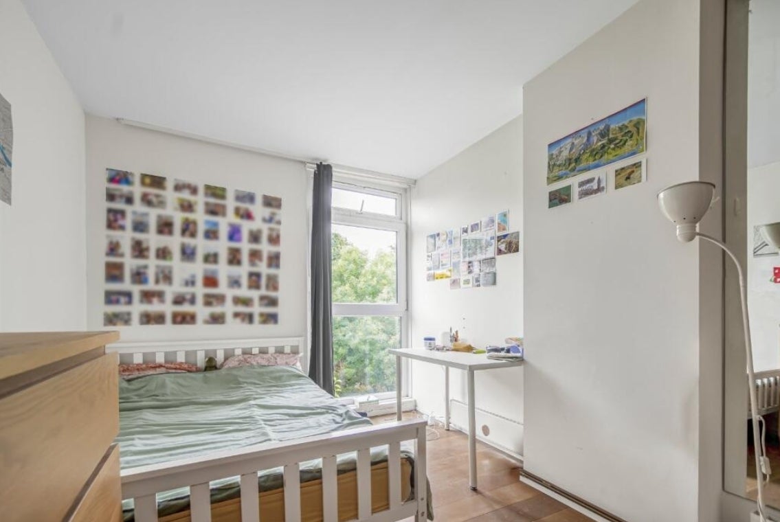 Flat Westbridge Road in Greater London