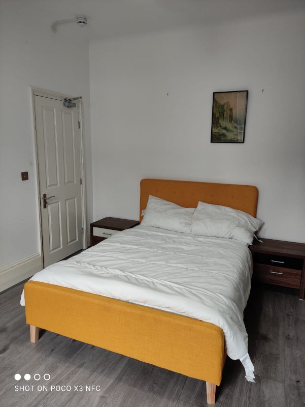 Room Plumstead High Street in Greater London