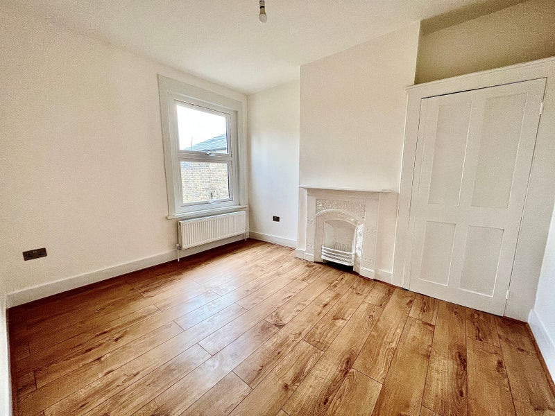 Room Plumstead High Street in Greater London