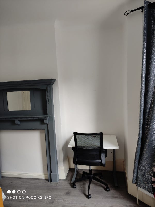 Room Plumstead High Street in Greater London