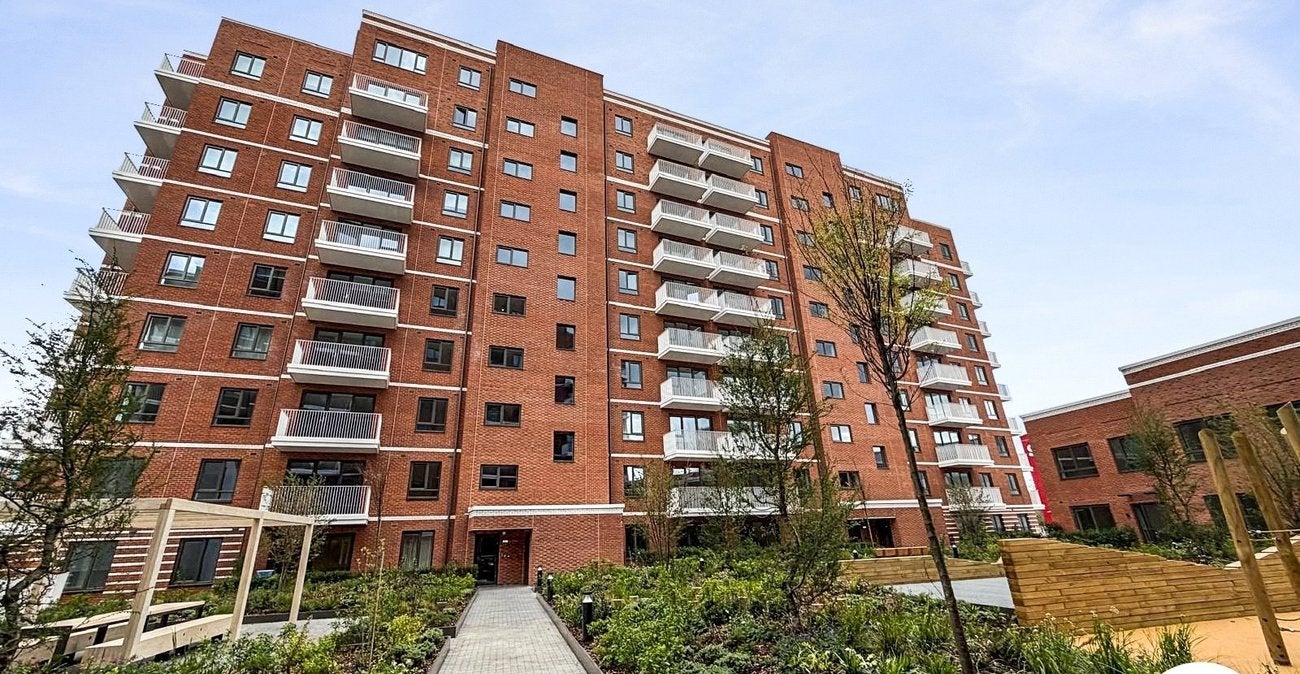 Flat Griffin Manor Way in Greater London