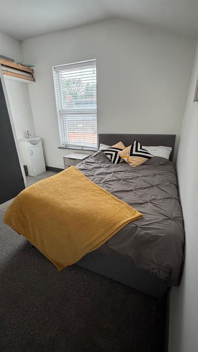 Room Reynoldson Street in Hull