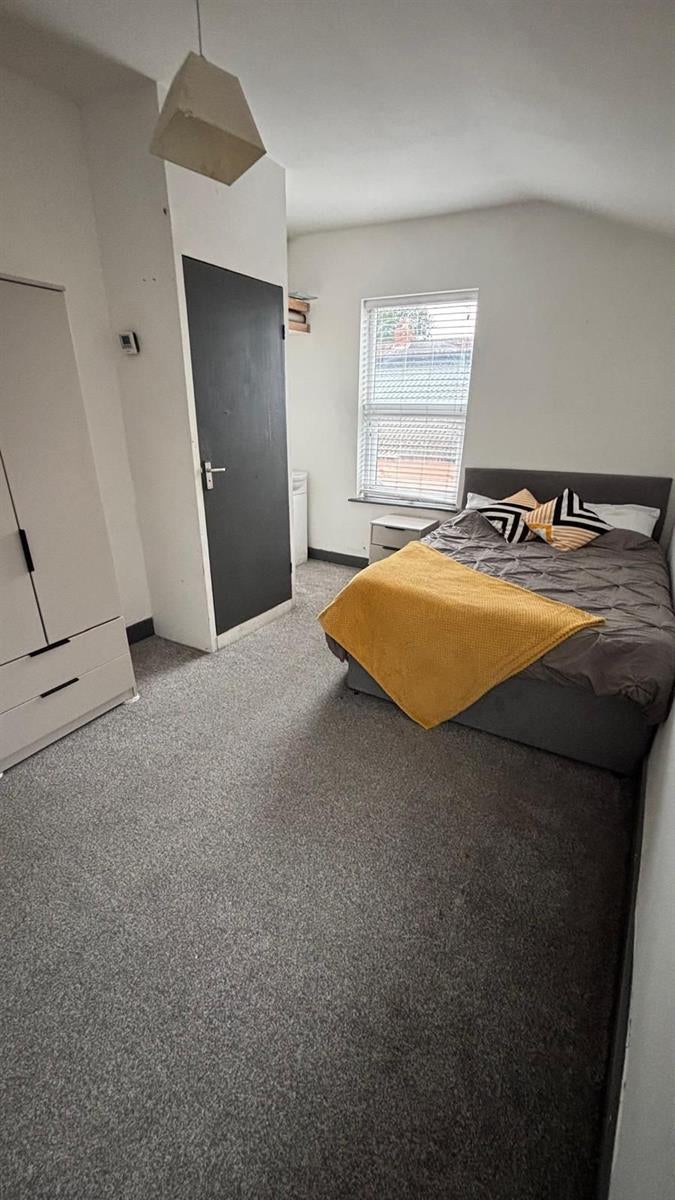 Room Reynoldson Street in Hull