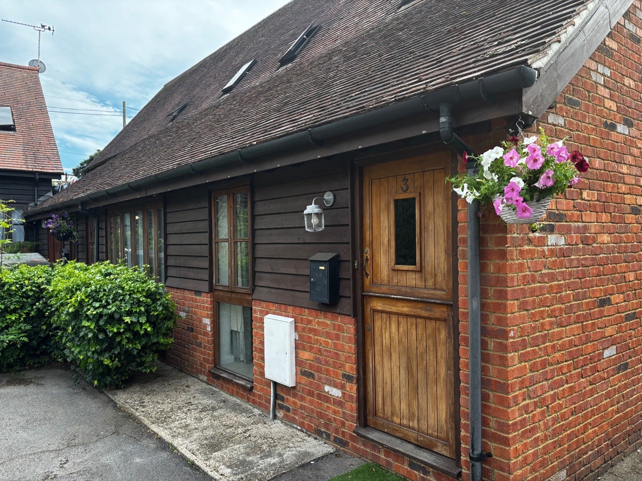 Room Chertsey Road in Borough of Runnymede