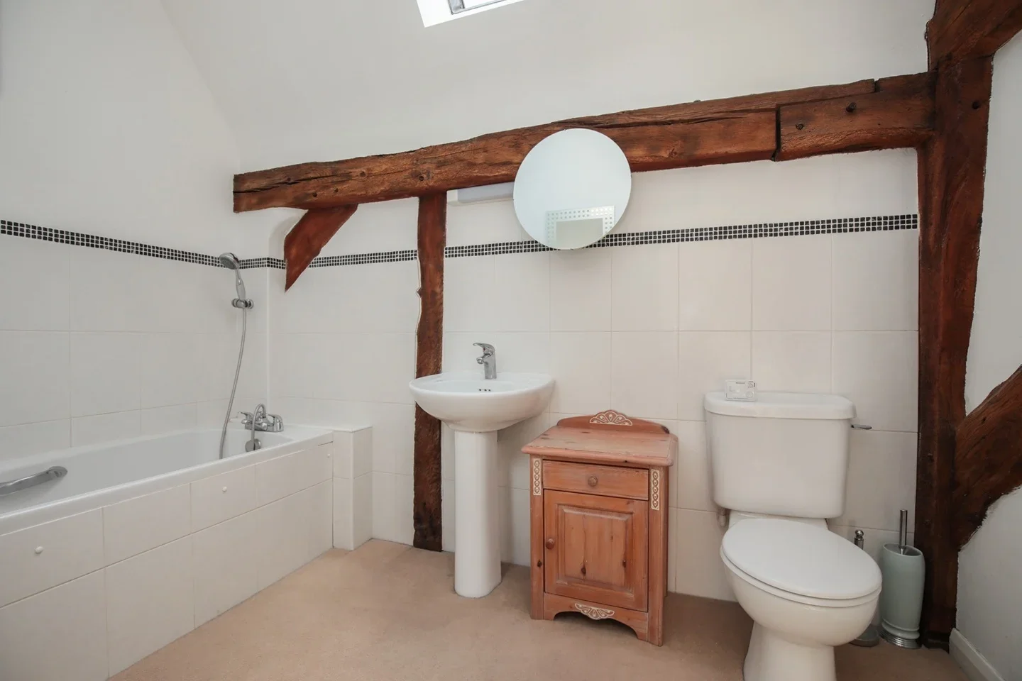 Room Chertsey Road in Borough of Runnymede