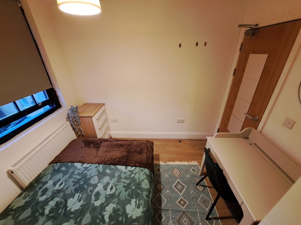 Room Chadbourn Street in Greater London