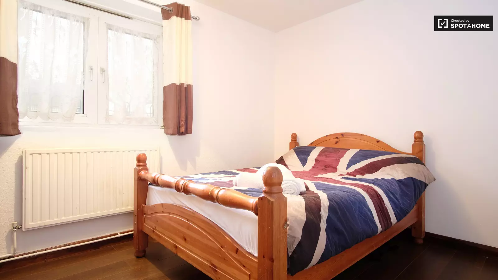 Flat Hunton Street in Greater London