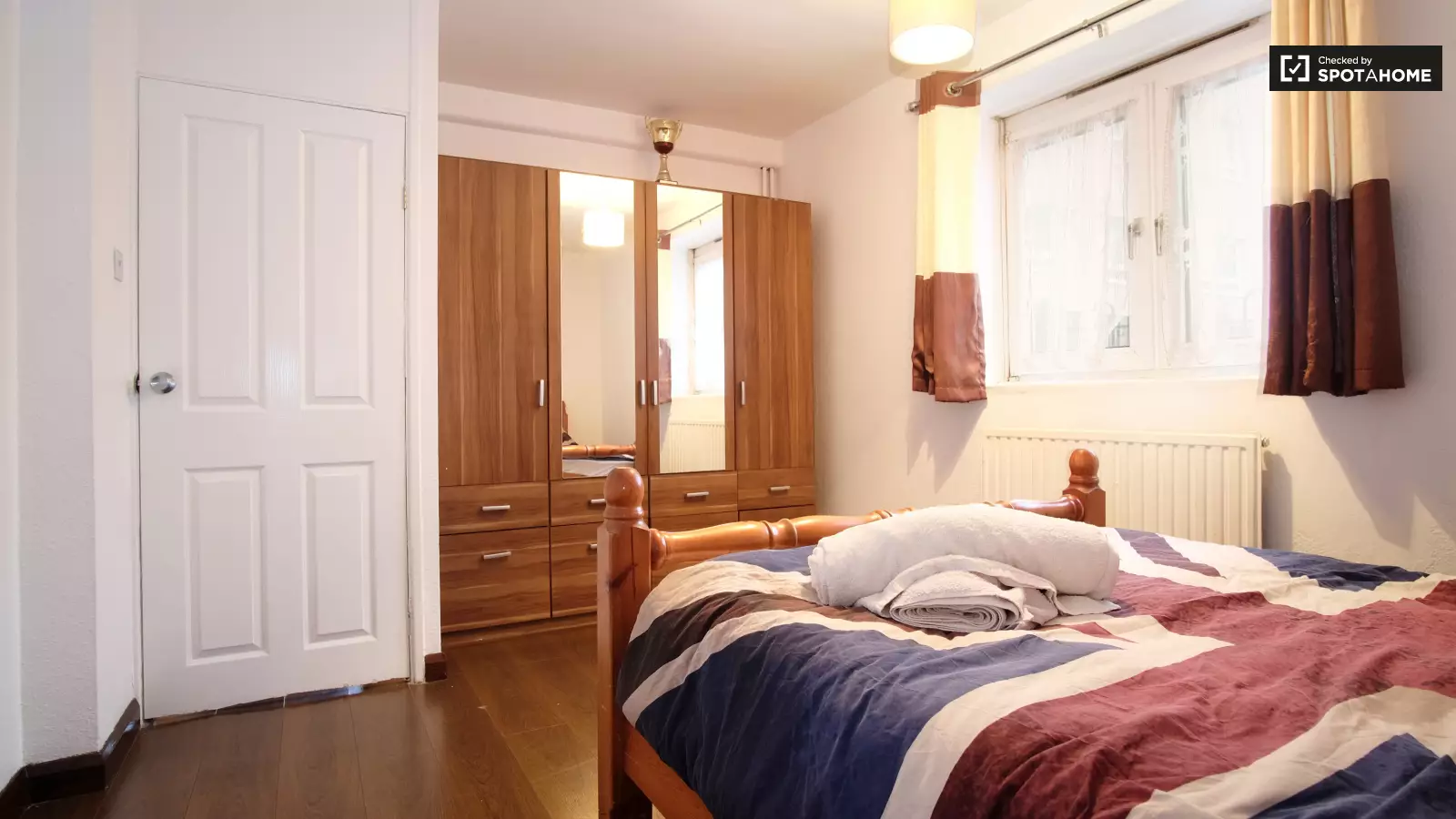 Flat Hunton Street in Greater London