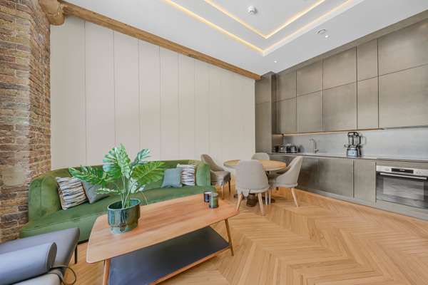 Flat Mead Close in Greater London