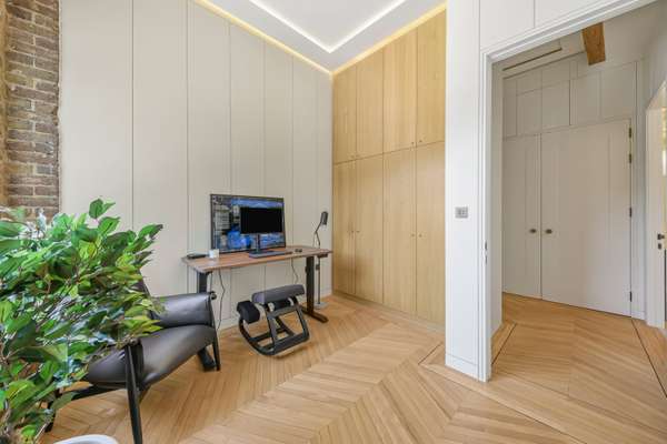 Flat Mead Close in Greater London