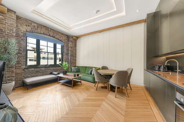 Flat Mead Close in Greater London