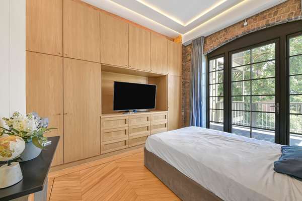 Flat Mead Close in Greater London