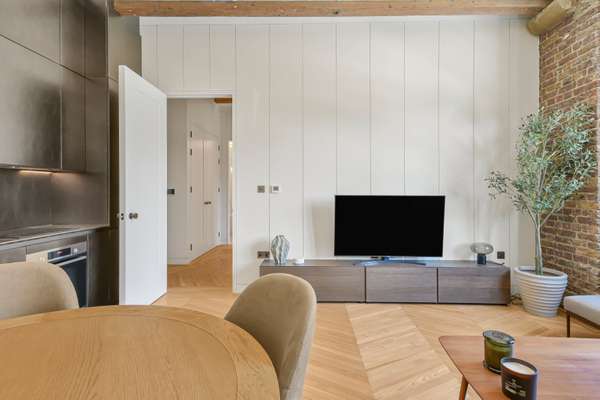 Flat Mead Close in Greater London